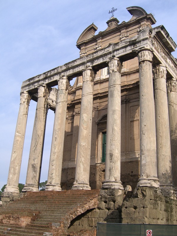 Temple of Antoninus and Faustina 4