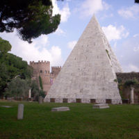 800px-Roma-Piramide_Cestia.jpg